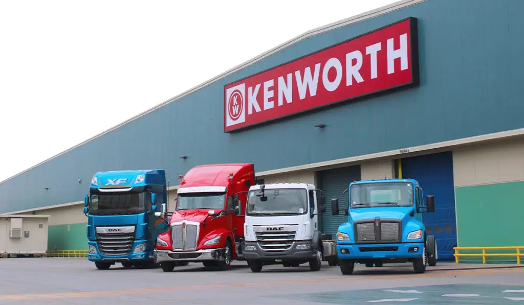 Patio de exhibición de tractocamiones Kenworth y DAF