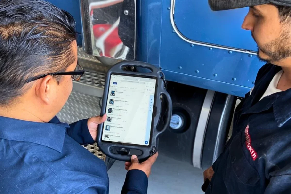 Técnicos viendo el ERP de SITIC Software en la pantalla de una tablet mientras revisan una unidad
